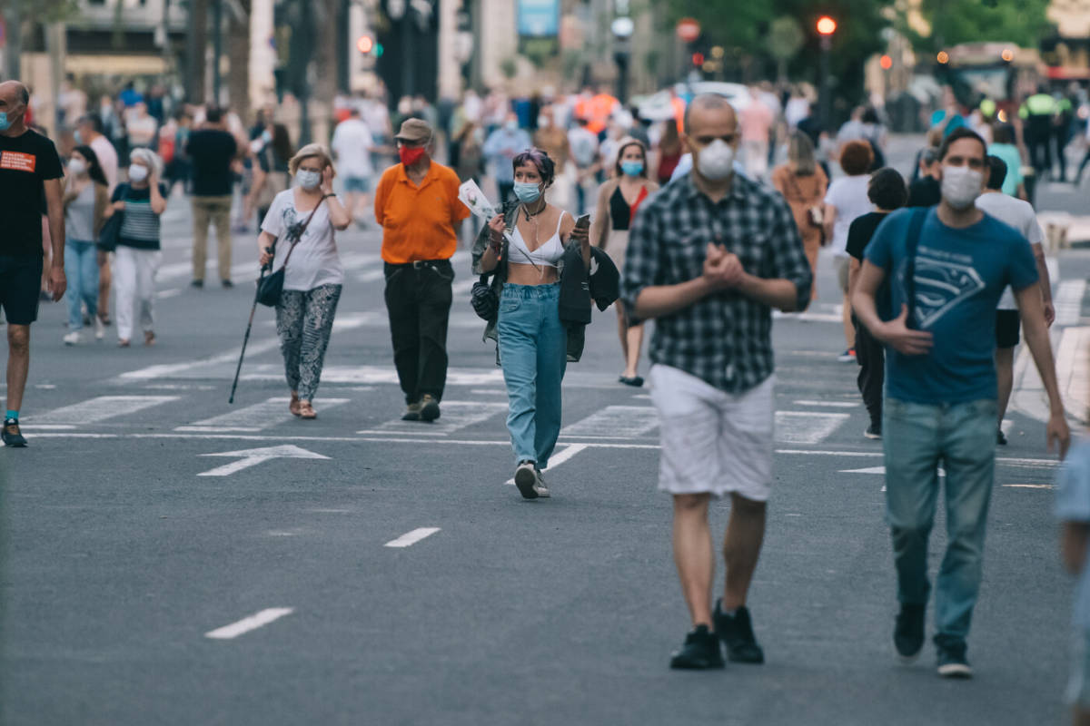 Los casos se disparan en la Comunitat: 960 nuevos positivos en las últimas 24 horas y 25 brotes más