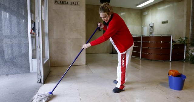 Murcia contratará dos horas más de limpieza al día los colegios del municipio