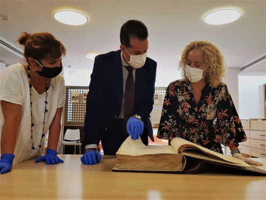 El 'Libro de Giradora' de Elda recupera su esplendor casi doscientos años después 