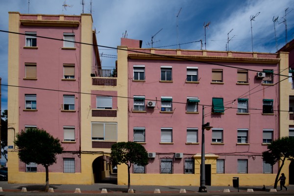 Un 'goerlich' en rosa: el grupo de viviendas que explica la reinvención austera del arquitecto
