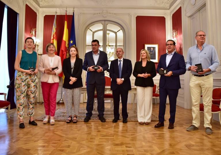 Representantes del CES entregando su informe de 2018 a Les Corts - 