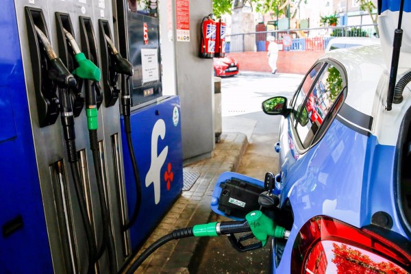 El precio de la gasolina vuelve a caer y rompe la tendencia alcista de las últimas semanas