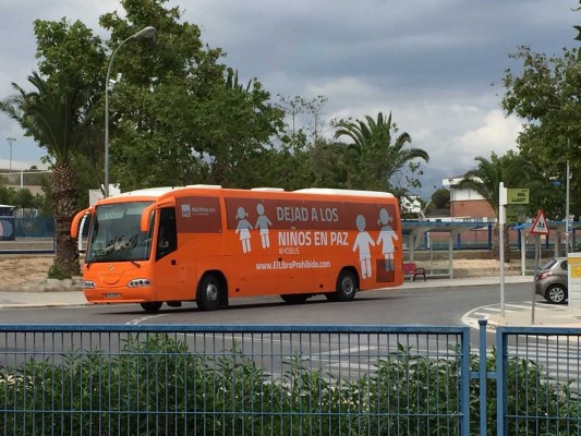 El bus de Hazte Oír se pasea por la zona escolar de Benidorm