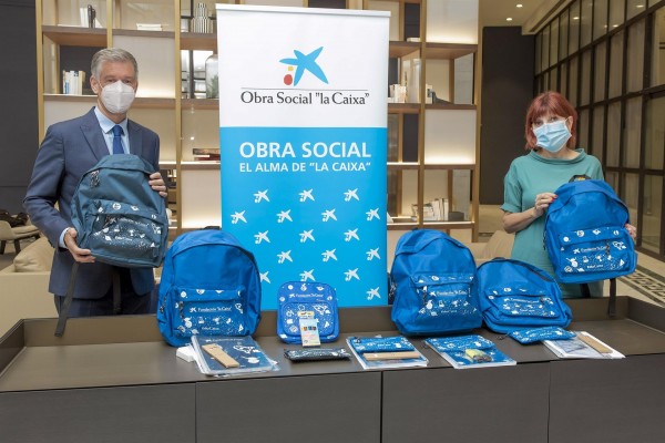 Fundación 'la Caixa' y CaixaBank donan 3.000 kits escolares a menores vulnerables de Alicante