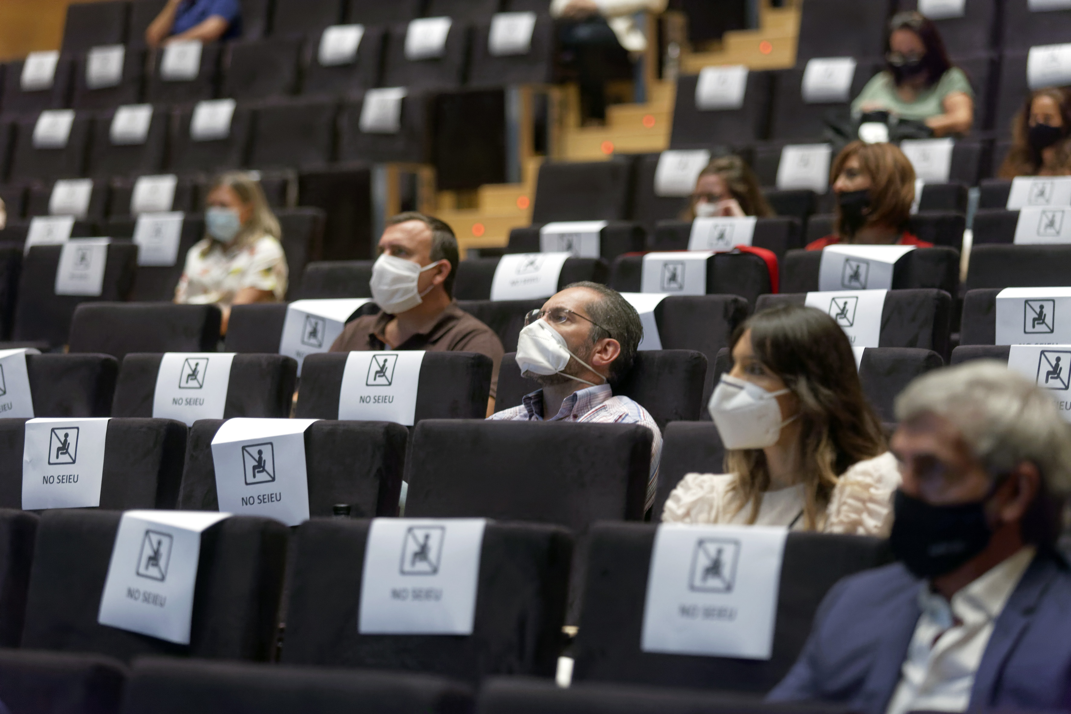 Unas 70 personas asistieron presencialmente a la III Jornada Vigilancer en el Paranimf de la UJI (Fotos: ANTONIO PRADAS) - 