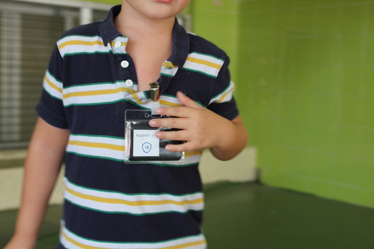 Niño con la tarjeta conectada por bluetooth a los localizadores. Foto: NOTHINGBUTNET  - 
