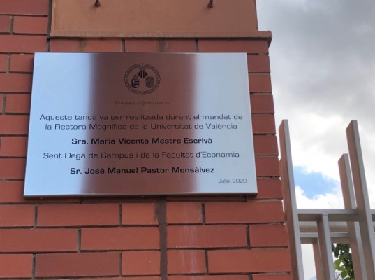 ¡Abajo el muro de la universidad!