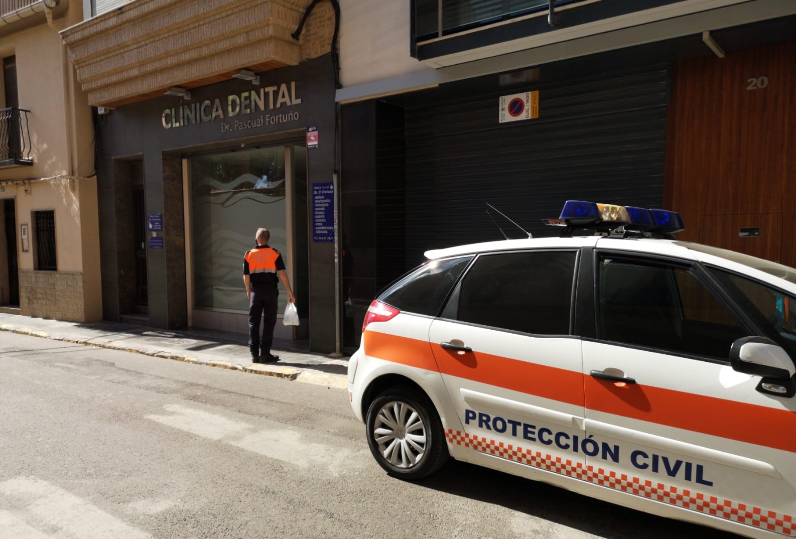 Nules reparte a los comercios locales kits de protección con mascarillas y gel higienizante 