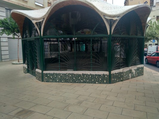 Castelló se queda sin uno de sus quioscos más simbólicos: cierra el templete de la plaza del Real
