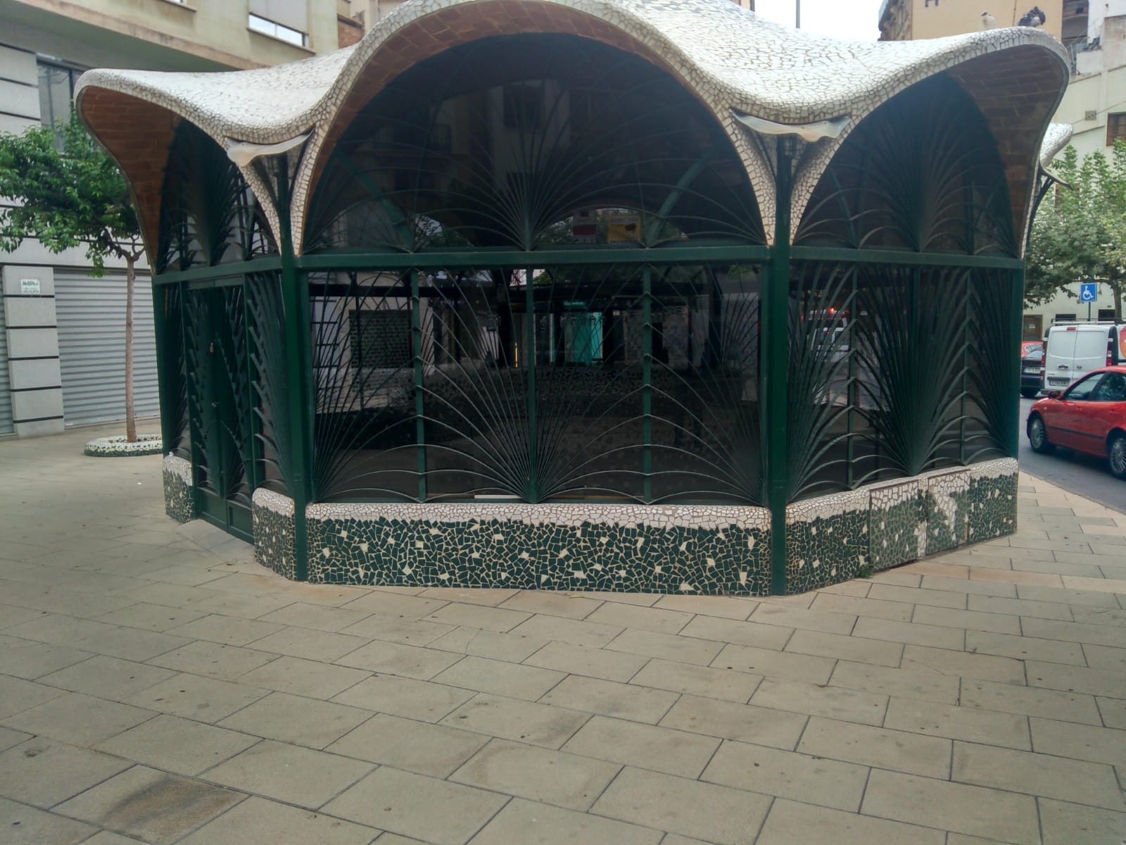 Castelló se queda sin uno de sus quioscos más simbólicos: cierra el templete de la plaza del Real