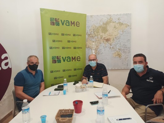 Elche trabajará con los viveristas para poner en marcha una planta de compostaje de residuos vegetales