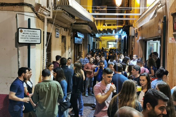 Las tascas de Castelló plantean reabrir y piden al Ayuntamiento un protocolo con presencia policial