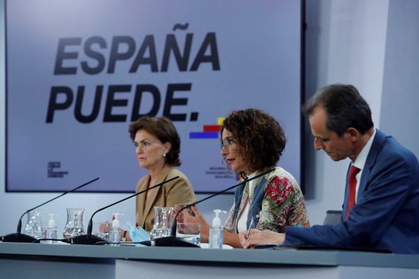 Montero asegura que las primeras dosis de la vacuna se darán a los más vulnerables y sanitarios
