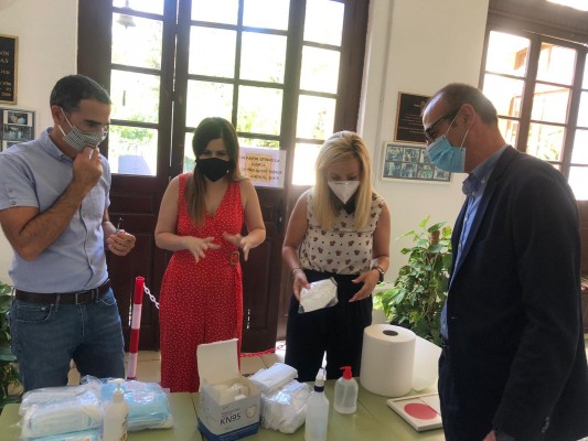 Más de 300.000 mascarillas para que el personal de los centros educativos comience el curso