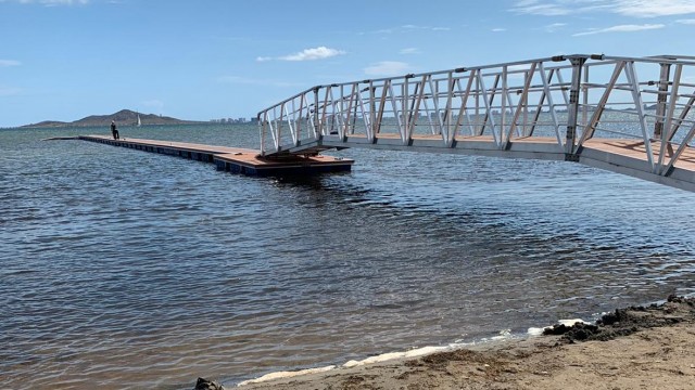 La AAVV de Los Urrutias sale en defensa de sus playas y reitera la calidad de las aguas para el baño