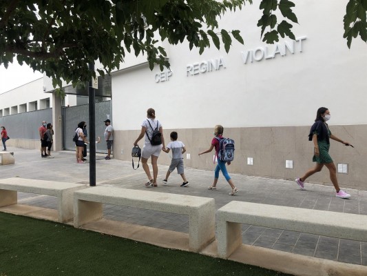 El Regina Violant de Almassora inicia el nuevo curso y se despide de los barracones tras 14 años