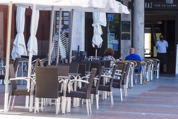 El gasto de los españoles en bares y restaurantes se reduce a la mitad