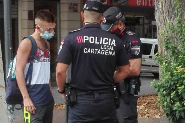 Coches, alcohol y música: la policía denuncia a los participantes de una fiesta ilegal en Lo Campano