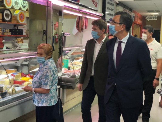 La plaza de abastos de Vistabella reabre sus puertas tras el cierre por reformas