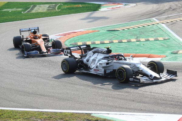 Sainz acaba segundo una carrera loca en la que se estrenó Gasly
