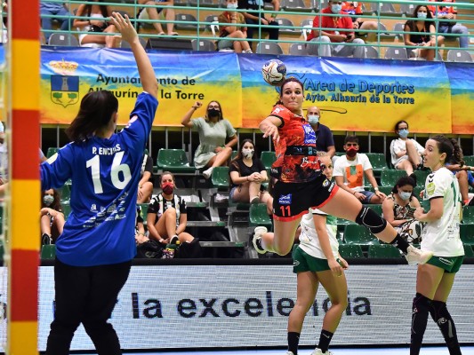 La valenciana Sara Bravo conquista la Copa de la Reina de balonmano con Rincón  Fertilidad Málaga