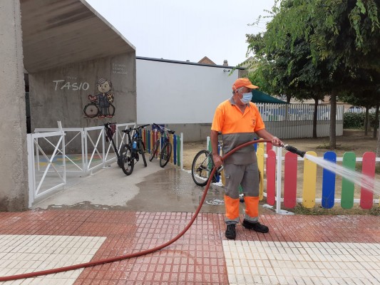 Benicàssim refuerza la limpieza y desinfección en los centros escolares y en los accesos