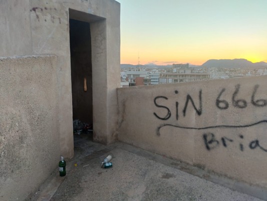 Compromís denuncia abandono en la muralla peatonal del Castillo de Santa Bárbará
