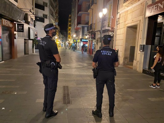 La Policía de Alicante impone 15 denuncias por no llevar mascarilla y desaloja a jóvenes en El Postiguet
