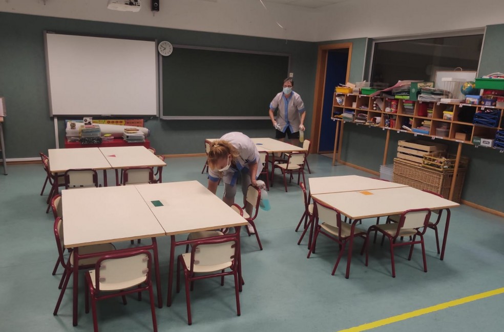 labores de higiene en el colegio Angelina Abad. - 