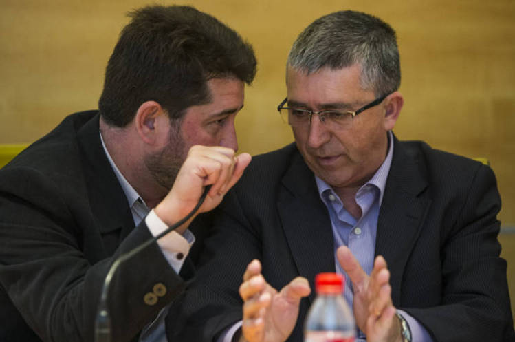 El director general de Comercio, Natxo Costa, conversa con el conseller De Economía, Rafa Climent, en imagen de archivo. - 