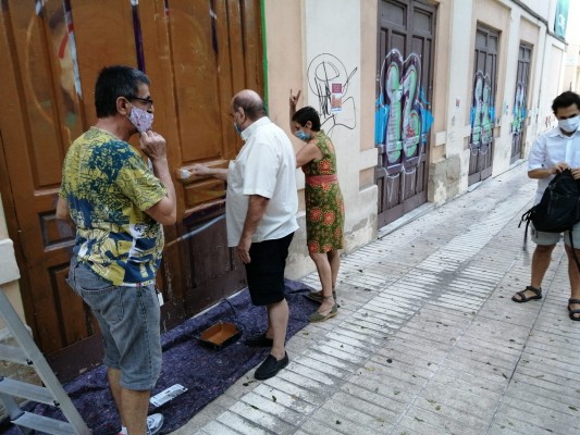 La Plataforma Salvem l'Ideal ejecuta una 'limpieza reivindicativa' en las puertas del edificio