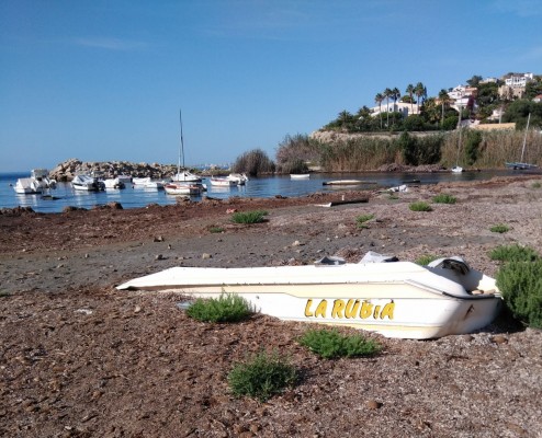 El Campello activa la recuperación de Cala Baeza con la retirada de barcas y desbroces