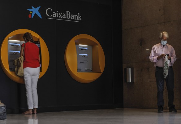La operación CaixaBank-Bankia  va en contra de consumidores y empresas