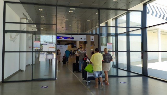 Cruz Roja vigilará que los viajeros contagiados de covid-19 no superen el aeropuerto de Castellón