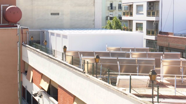 Un colegio de València instala un aula en la terraza para ganar espacio y seguridad frente a la covid-19