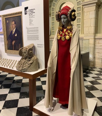 El legado de una tradición: la Dama de Elche a través de esculturas, trajes y cartas