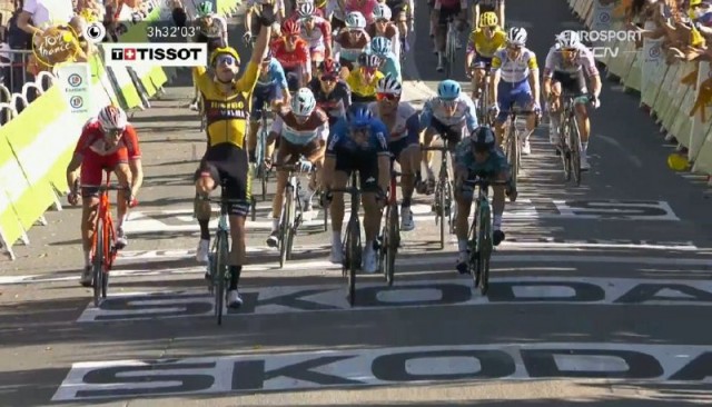 Van Aert se impone en un esprint reducido en una etapa de locura