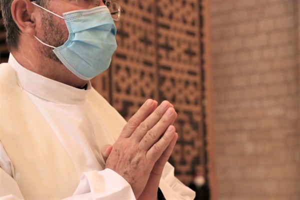  Las iglesias mantienen las medidas de higiene durante las celebraciones religiosas