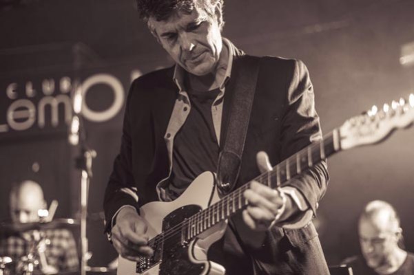 Javier Catalá imparte una clase magistral de armonía moderna en la guitarra
