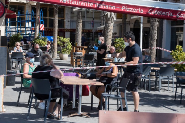 El verano de los trabajadores de Benidorm: media jornada repleta de horas extra