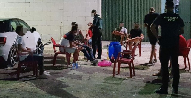 Sin miedo a la covid-19: denuncian a once jóvenes en Cieza por hacer botellón e ir sin  mascarilla