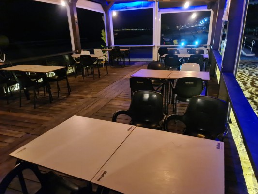 Los chiringuitos de Cartagena se movilizan para evitar el pago de licitación y ocupación tras un verano nefasto