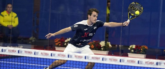 Javi Rico da la alegría local y pasa a octavos del World Padel Tour
