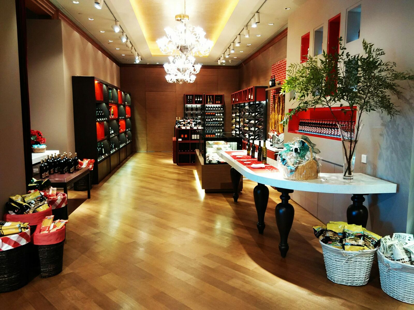 El Corte Inglés empieza a vender en China  productos de alimentación ‘made in Spain’