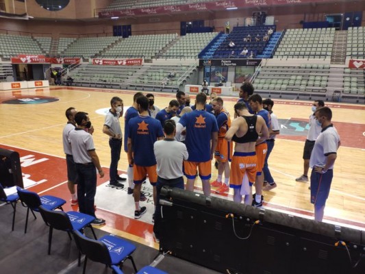 Las canastas vuelven a Murcia seis meses después con festival del Valencia ante el Unicaja (75-90)