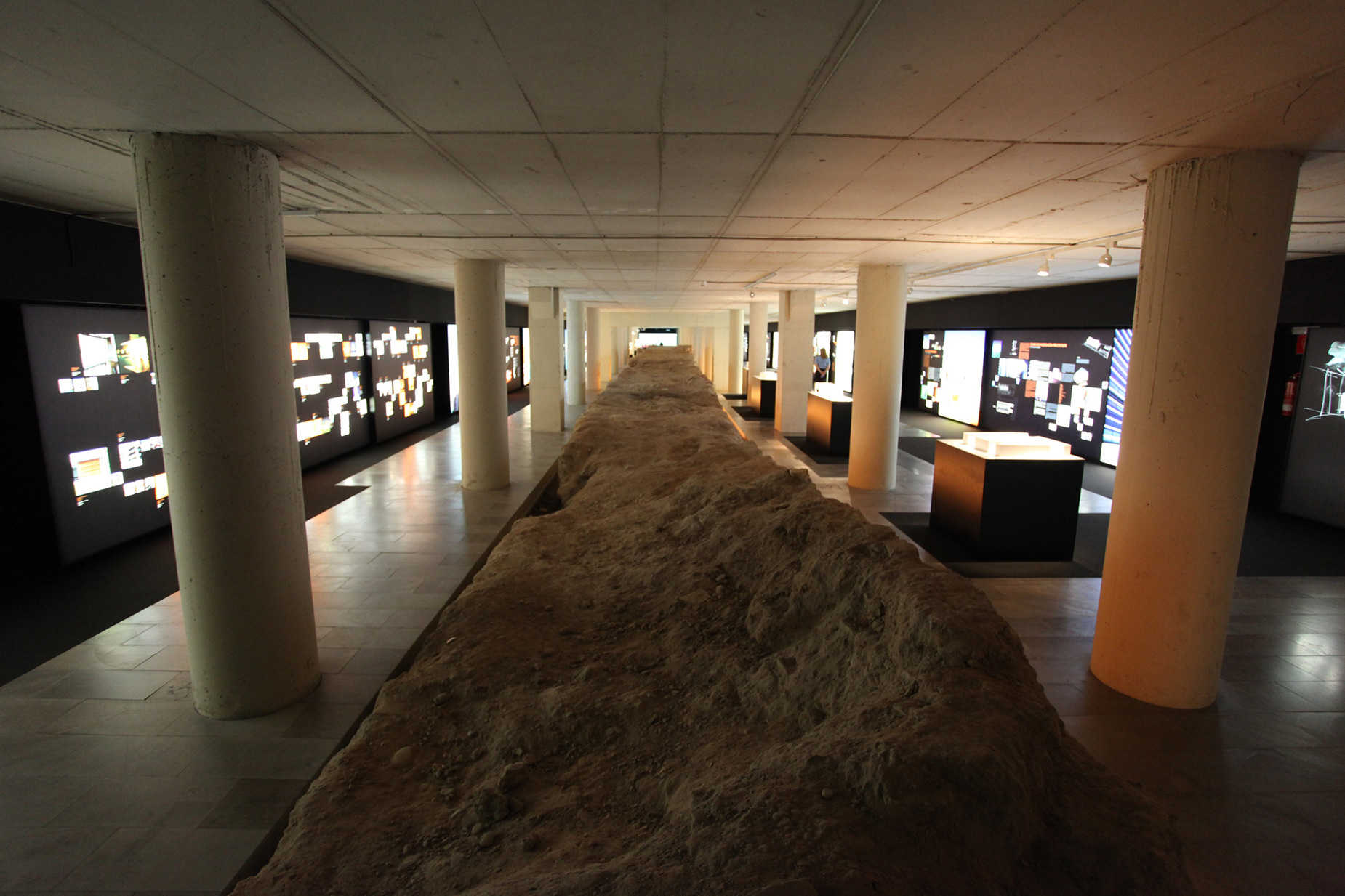 Sala de la muralla del Ivam con una exposición del arquitecto valenciano Ramón Esteve - 