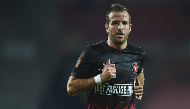 Van der Vaart, envuelto en polémica por no festejar con su equipo danés