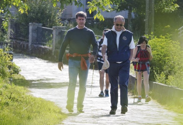 Francisco Camps hace el Camino de Santiago junto a Cayetano Martínez de Irujo