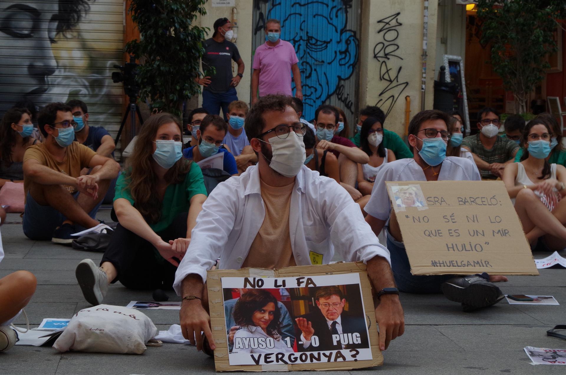 Sanidad cita a negociar a los MIR para el próximo martes tras cinco semanas en huelga
