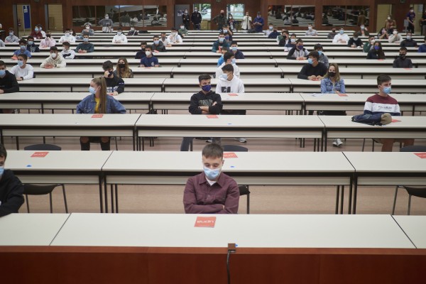 Mascarilla obligatoria y distancia de seguridad: los últimos ajustes para la vuelta universitaria